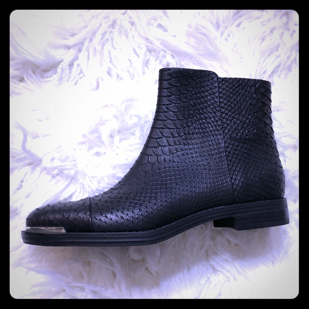 Enzo Angiolini Ankle Bootie black new